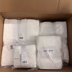NWT Cozy Earth Luxe White Towel Set
